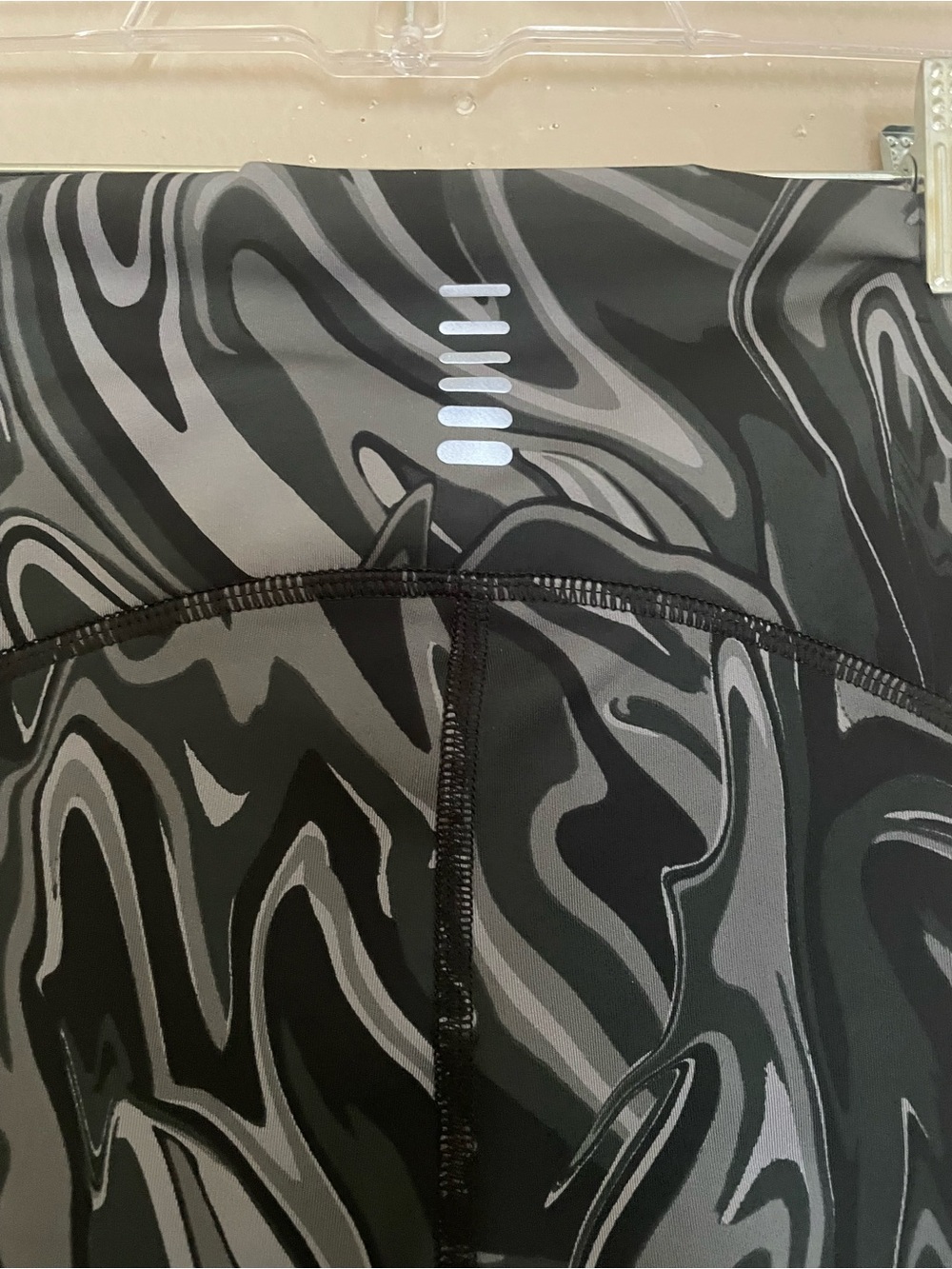 Under Armour Women’s Black Marble Print High-Rise Crop Leggings size Medium - Picture 7 of 13